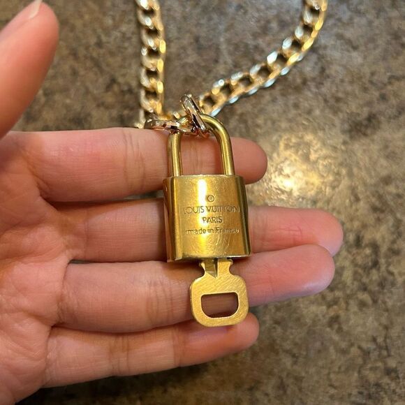 Louis Vuitton #316 Lock and Key Gold Brass with new unbranded chain - Picture 3 of 7